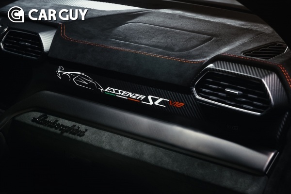 우루스 퍼포만테 스페셜 에디션 내부