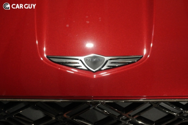 전작과 비교했을 때 2D로 변경된 제네시스 로고