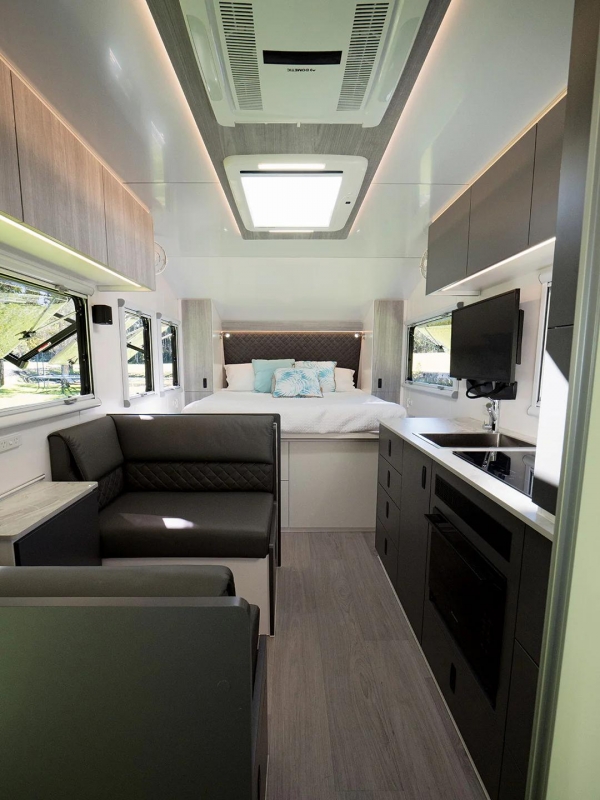 부쉬트래커 18ft 미드위드(출처=카라반월드)