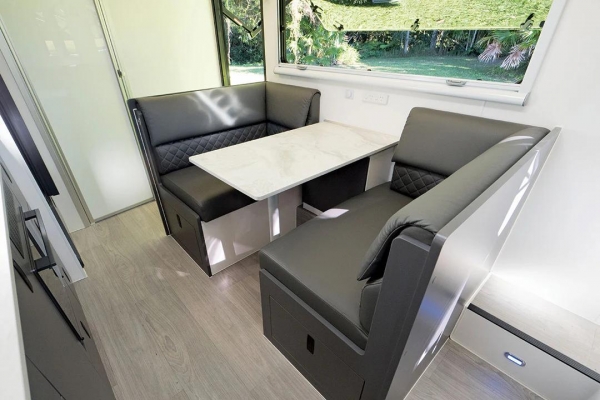 부쉬트래커 18ft 미드위드(출처=카라반월드)