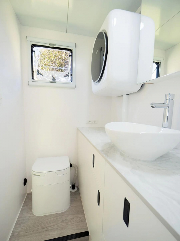 부쉬트래커 18ft 미드위드(출처=카라반월드)