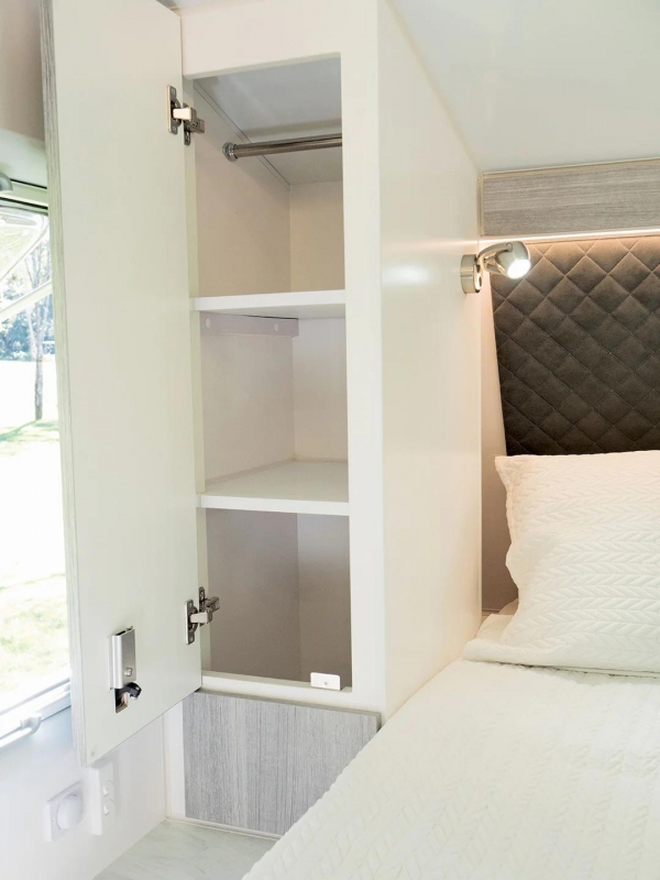 부쉬트래커 18ft 미드위드(출처=카라반월드)