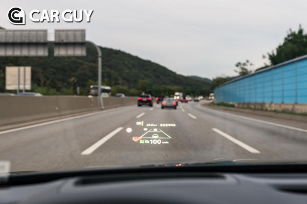 G80 전동화 부분변경에 적용된 HUD는 넓은 화면을 구현하지만, 이제 구형 티가 나기 시작했다