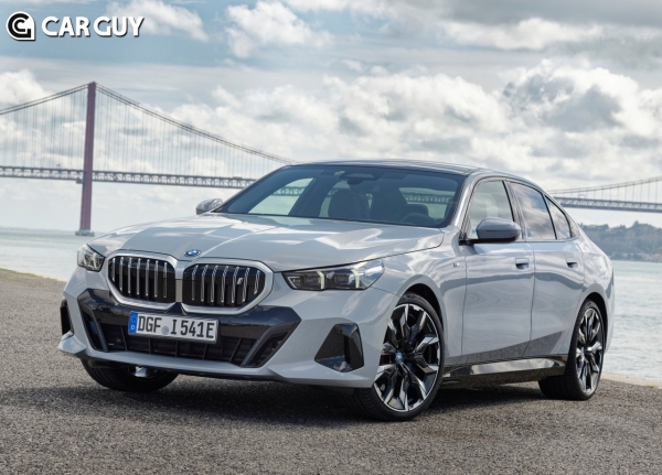 i5는 외관에서 내연기관 5시리즈와 큰 차이가 없다.