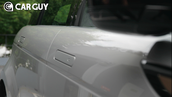 히든타입 도어핸들은 미래지향적인 느낌을 더한다