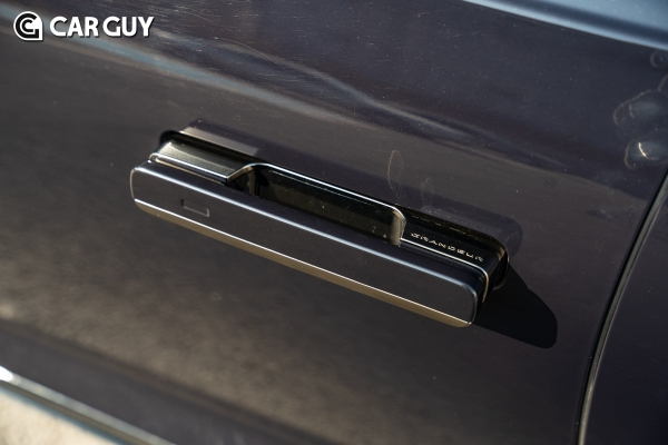 오토 플러시 도어핸들은 가까이 다다가면 튀어나오지만 반응이 조금 느리다.