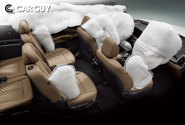 2열 사이드 에어백이 추가되며 총 10개의 에어백을 달았다