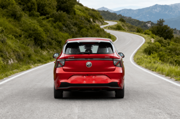 상하이차 계열 MG4 안신 에디션의 후면은 범퍼를 가로지르는 라이트 바가 특징이다