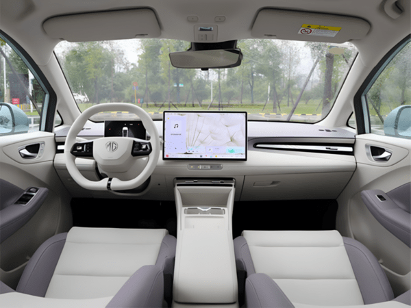 상하이차 계열 MG4 실내에는 15.6인치 중앙 터치스크린, 컬럼 장착 변속기, 50W 무선 충전 패드가 탑재되어 있다.