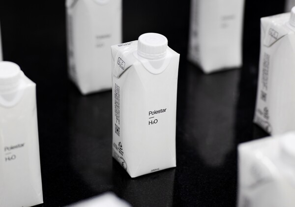 폴스타, 스웨덴 기업 테트라팩과 종이팩 생수 제작