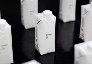 폴스타, 스웨덴 테트라팩과 지속 가능한 종이팩 생수 제작
